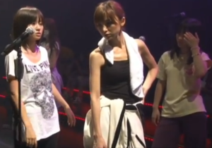 前田敦子(AKB48)、篠田麻里子(AKB48)の衣装(服装、洋服、ファッション)のキャプチャー画像