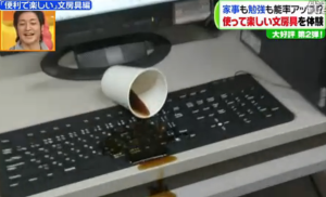 PC(パソコン)用のキーボードにコーヒーをこぼす