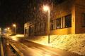 夜の雪と街燈