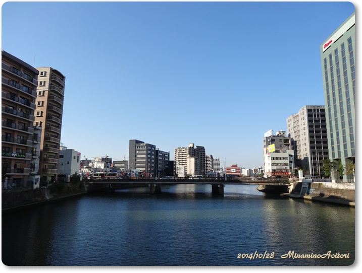 川と青空20141028キャナルシティから櫛田神社 (2)