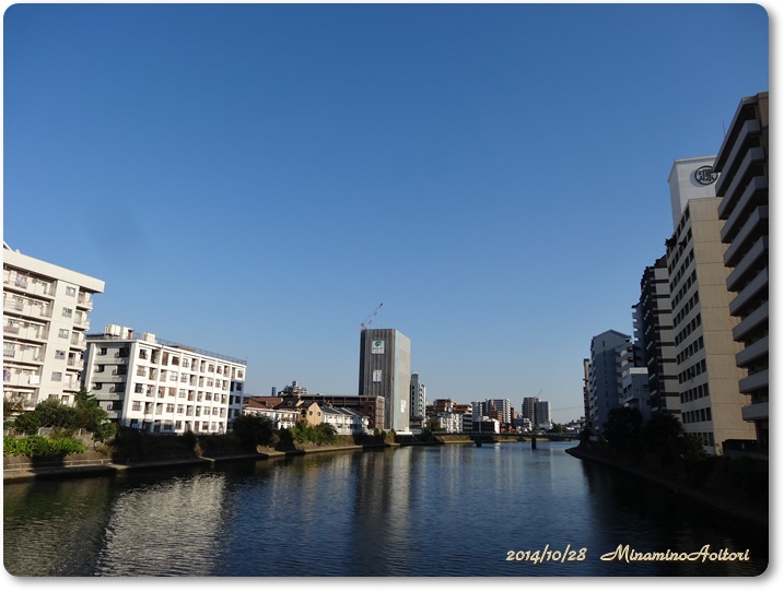 川と青空20141028キャナルシティから櫛田神社 (1)