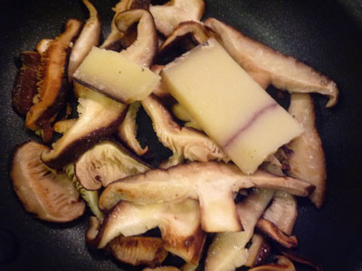 パートブリック椎茸炒めてチーズ入れる