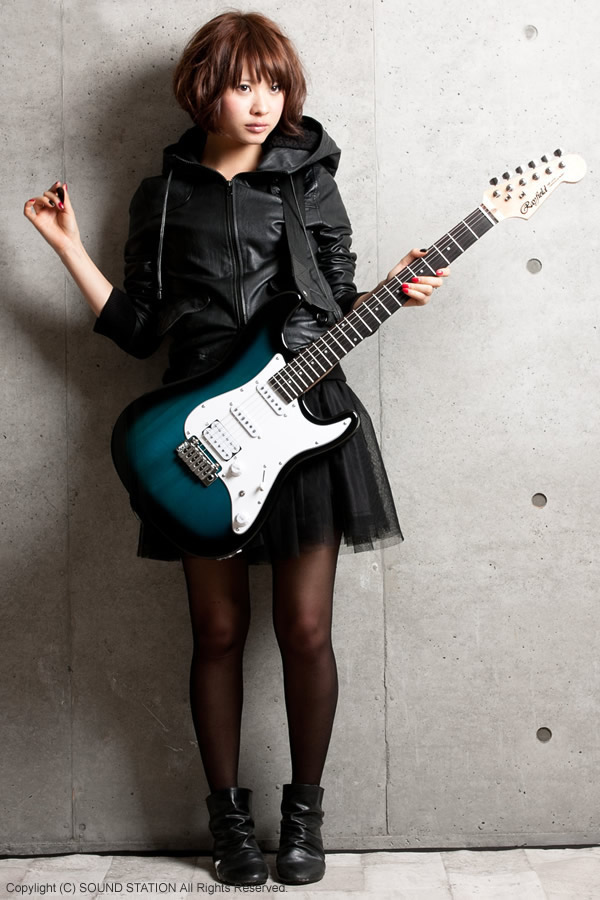 モデルの女の子がかわいい Rayfield レイフィールド Rst 3 エレキギター おすすめ激安ギター Rayfield レイフィールド Rst 3