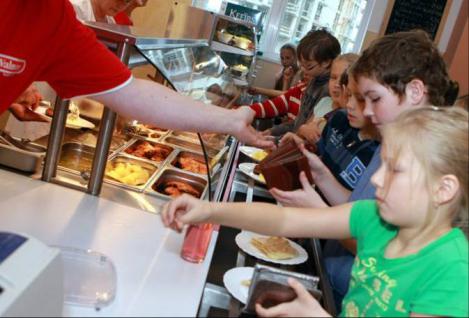 スイスの小学校給食は生徒が食べたいモノを購入する形式の写真画像