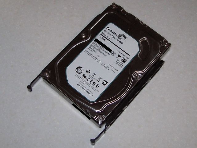 Seagate HDD ST2000DM001（Certified Repaired HDD） に AINEX 防振ゴムワッシャー MA024付 HDD 取り付け用プラスチックレールを取り付け