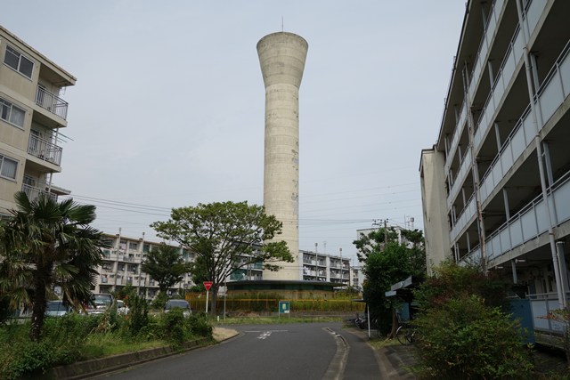 西側から見た東京都営高砂アパート給水塔