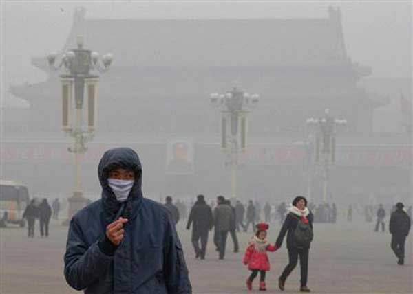 大気汚染が深刻化している中国・北京市内＝今年１月（ＡＰ）