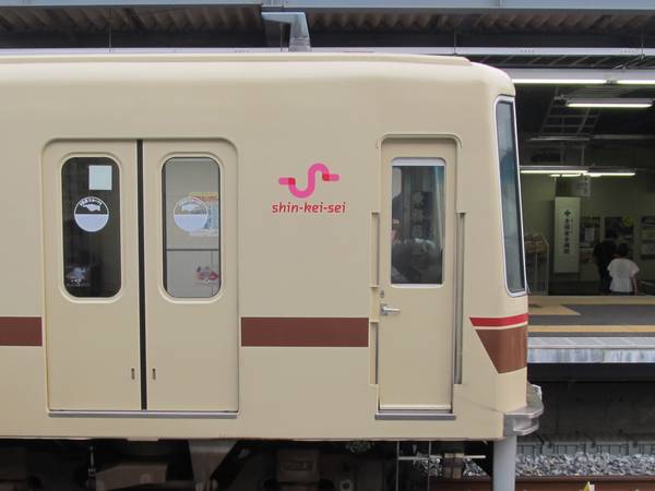 車両側面に貼られた新京成電鉄の新しいシンボルマーク