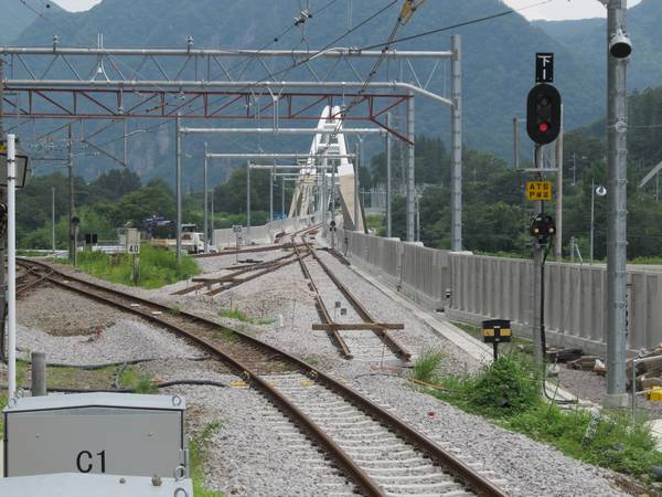 長野原草津口駅のホーム端から見た新旧切替地点。軌道敷設や架線の設置が完了している。