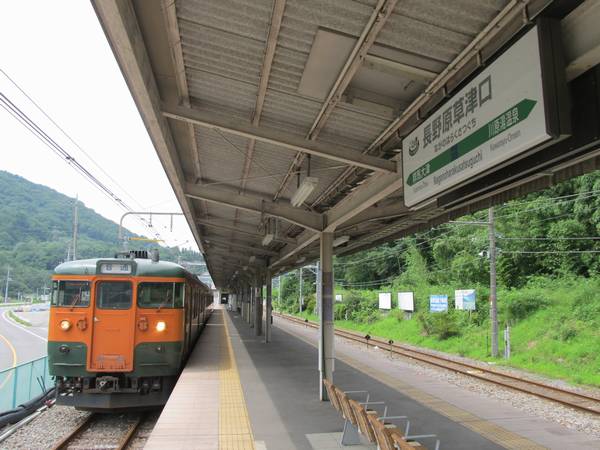 長野原草津口駅に停車中の115系。東京都心からは引退した国鉄形式もここでは健在。