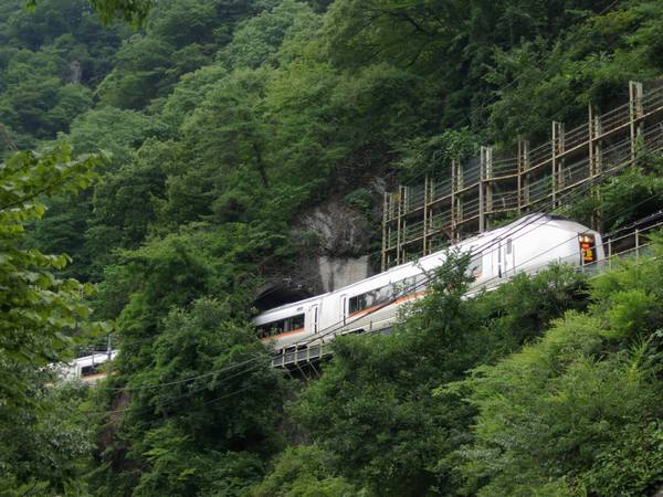 岩島～川原湯温泉間にある樽沢トンネル。全長は7.2mしかなく、日本一短い鉄道トンネル。