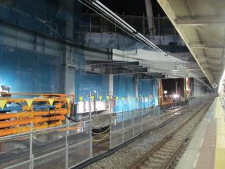 0・1番線上部で建設が始まった新駅舎の人工地盤。