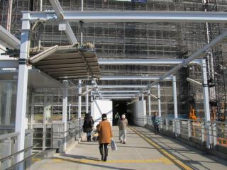 JR千葉駅西口改札口への通路は建設中のビルの中を貫通する