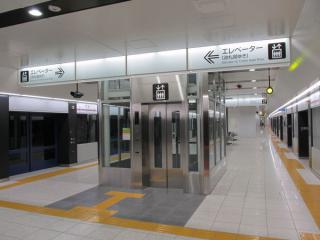同じく完成した布田駅のエレベータ