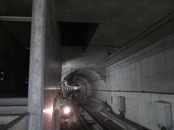 国領駅調布方のホーム端にあるトンネル換気口。調布駅で取り込んだ空気をここで地上に排出する。
