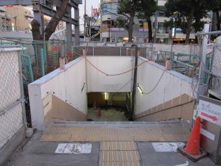 橋上駅舎入口があった場所には地下化工事着工前の駅舎入口残存している。