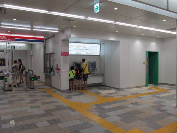 券売機脇にはエレベータも新設された。