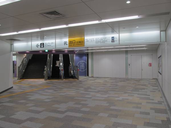 広場口の階段などは線路に対して斜めに取り付けられている。