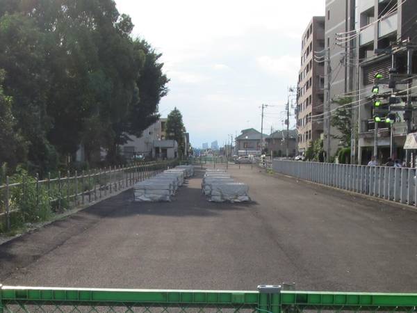 京王線廃線跡（2014年8月3日）。アスファルトで舗装された。鶴川街道の陸橋も撤去済。