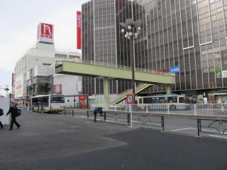 北口駅前広場に放置されていた歩道橋。