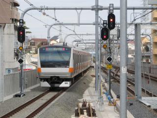 3番線から東京方面に出発する上り列車。3番線は国立支線には進出不可能。
