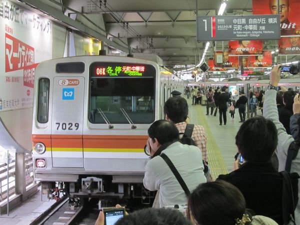 廃止まで残り1週間を切った東横線渋谷駅に入線した東京メトロ7000系。