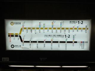 階段正面の案内板には「横浜　元町・中華街方面」の文字が追加された。