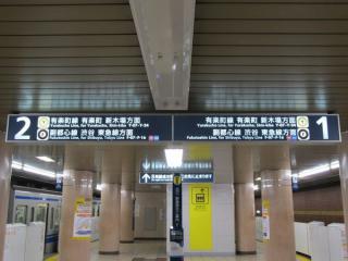 ホーム天井の案内板も「東急線」の文字が追加されている。
