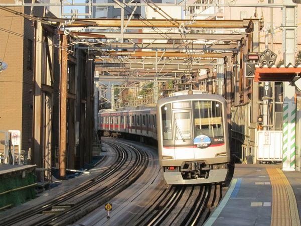 ついに現在線の工事桁を持ち上げるための鉄枠が出現した代官山駅渋谷方。
