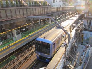 代官山駅ホーム上空にかかる歩道橋から駅構内を見下ろす。軌道はすべて仮設構造。