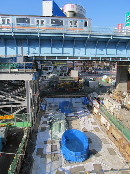 銀座線の高架下で始まった新駅舎の基礎工事