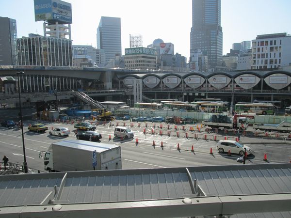 渋谷ヒカリエ2階から東口駅前広場を見る。奥に見えるかまぼこ型の屋根が現在の東横線渋谷駅。