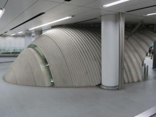 渋谷ヒカリエ1改札口（新正面改札口）のエスカレータ乗り口は繭のような独特な形をしている。