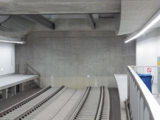 開業当初は横浜方のトンネルが未完成となっており、壁となって線路が途切れていた。