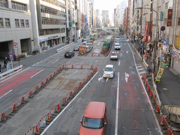 シールドトンネルの発進立坑があった渋谷駅南側の明治通り。地上は作業帯が残るものの、目立った工事は行われていない。