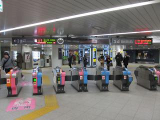 発車案内板が増設された宮益坂中央改札口。