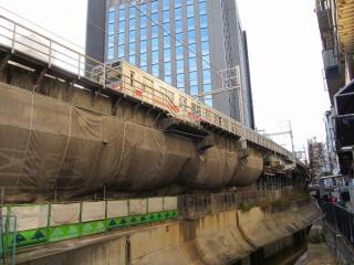 渋谷川に並行する東横線高架橋。トンネルはこの直下にある。