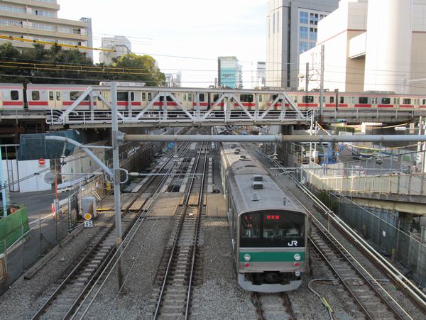 東横線地下化直前の様子。下を走る埼京線205系も現在は残り1編成。
