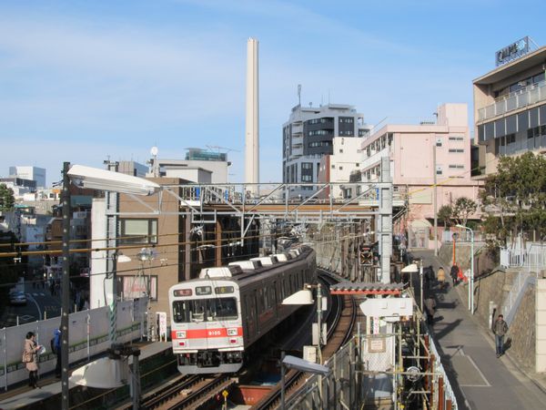 代官山駅付近を行く東急9000系。副都心線直通開始に合わせて東横線の9000系電車は全車両が引退する予定。