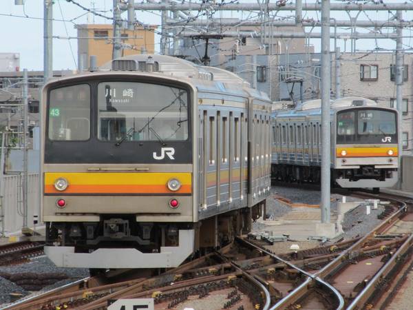 高架化された稲城長沼駅に出入りする205系。E233系導入によりまもなく見納めとなる。