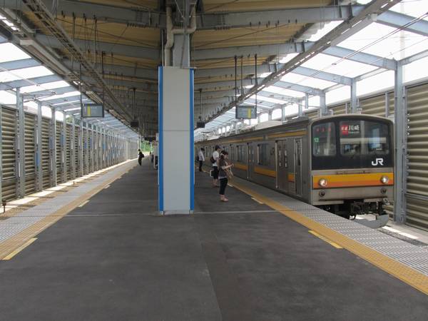 南多摩駅高架ホームに到着する川崎行き快速。今年3月のダイヤ改正より南武線では快速運転の区間が稲城長沼以東に延長された。