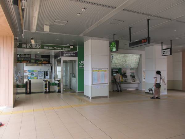 2013年8月に高架下に移転した改札口。稲城長沼駅と基本的なデザインに差は無い。