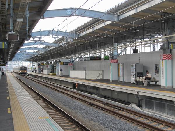 使用を開始した稲城長沼駅上り線ホーム（2番線）。