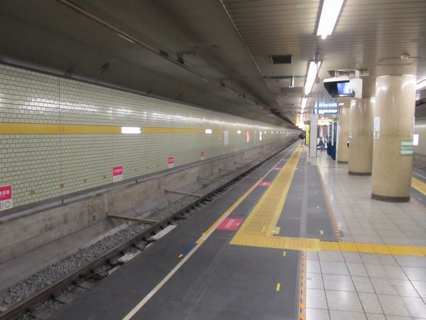 トンネル外側に軌道が移設され、ホームの一部が拡幅されたた千川駅。