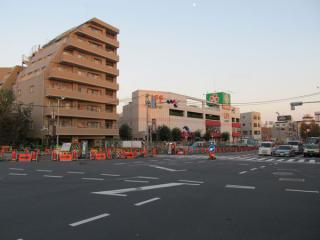 千川駅地上の作業帯は規模が縮小された。
