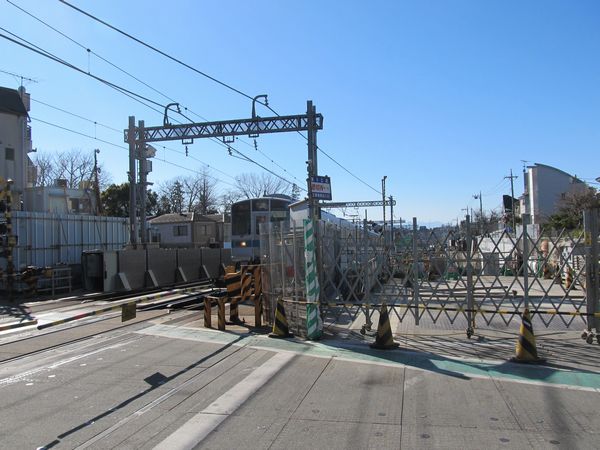 世田谷代田駅の先ではアンダーパスで立体化済みの環状7号線と交差する。