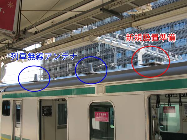 先頭部の屋根には列車無線用アンテナ2本に加えて増設用の台座が1箇所設置されている。