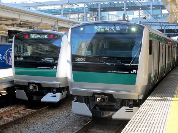 大崎駅で並ぶ埼京線E233系7000番台