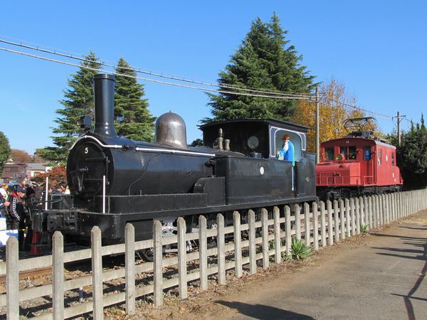 修復された保谷車両基地の5号蒸気機関車とE11形電気機関車。