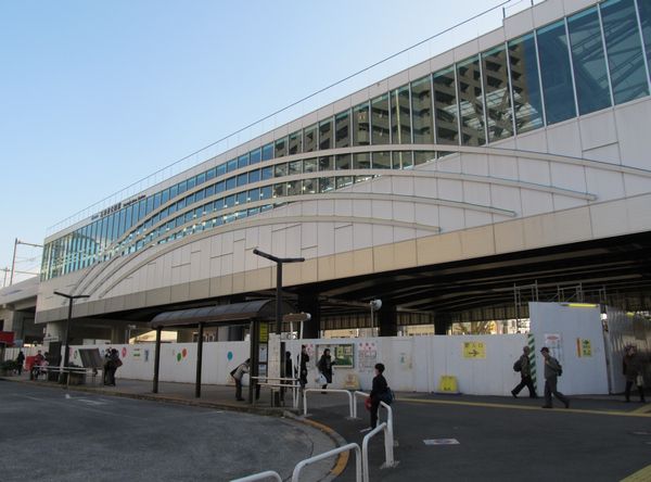 北口から見た石神井公園駅の駅舎。今後は高架下に駅前広場が拡張される予定。